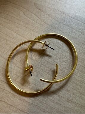Madewell - Gold Hoop Earrings - Women's Fashion Jewelry